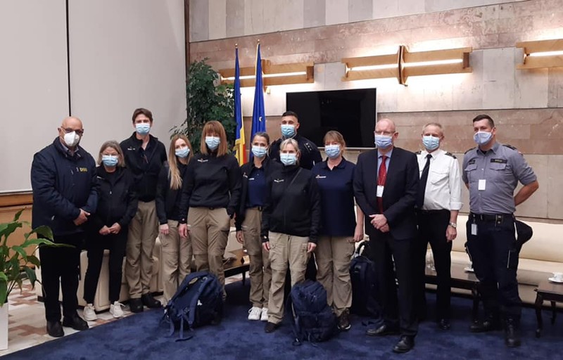 Doi medici și cinci asistenți din Danemarca au ajuns în România în noapte de miercuri spre joi. Echipa daneză a fost întâmpinată de secretarul de stat Raed Arafat