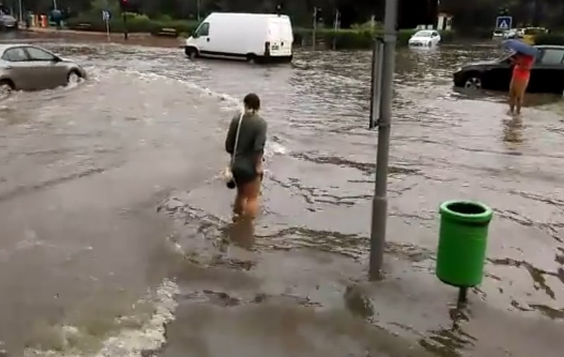 Inundații în Slobozia după o ploaie de doar 45 de minute. Subsolul UPU, invadat de apă