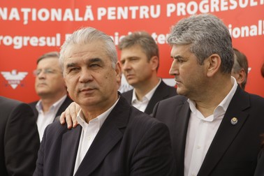 Anghel Iordănescu. alături de bunul său prieten Gabriel Oprea. Între cei doi, pe fundal, actualul primar din Voluntari, Florentin Pandele | FOTO: Libertatea