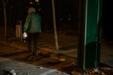 Oameni fără adăpost ajutați de organizația condusă de Marian Ursan. Fotografie de Eli Driu / Libertatea