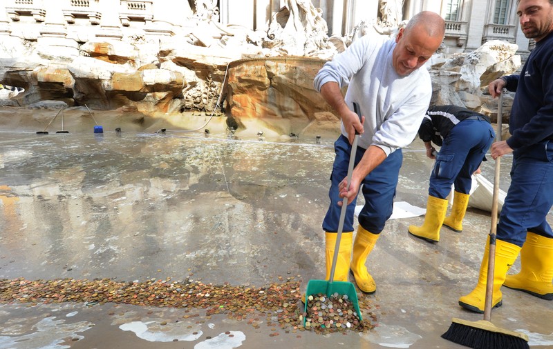 Unde ajung monedele din Fontana di Trevi, aruncate de turiști pentru dorințe. În 2022 s-au strâns 1,4 milioane de euro