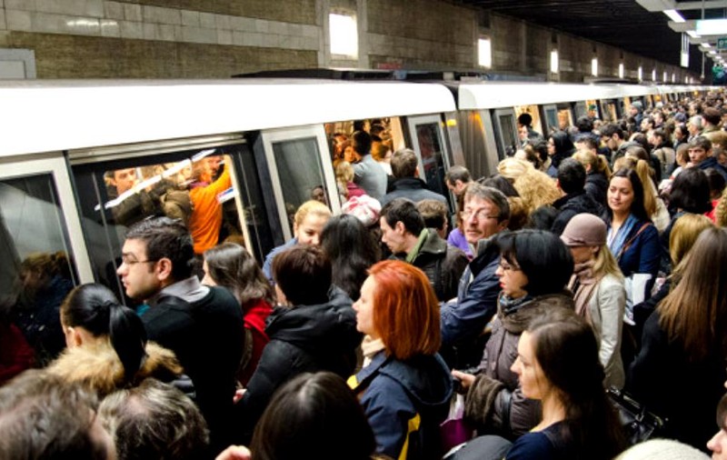 Panică la metrou! Un bărbat a scos pistolul în stația Piața Victoriei