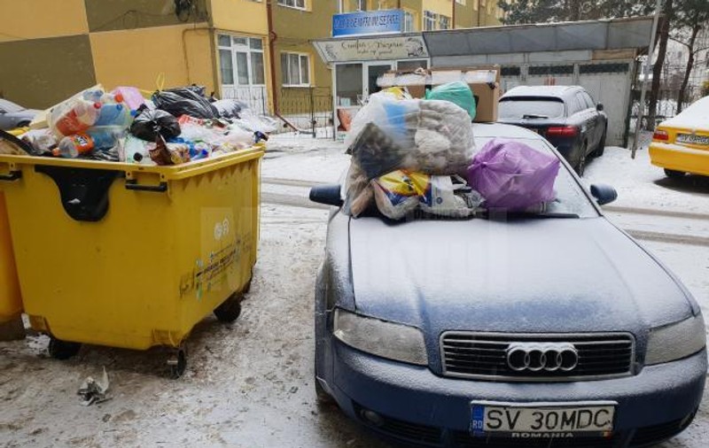 Răzbunare... murdară! Ce a făcut un șofer din Suceava de s-a trezit cu mașina acoperită de gunoaie