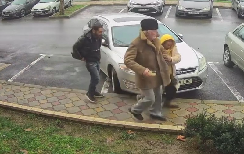 Momentul în care doi pensionari sunt jefuiți pe stradă, în Cernavodă, de cei 13.000 de lei abia împrumutați de la Casa de Ajutor Reciproc