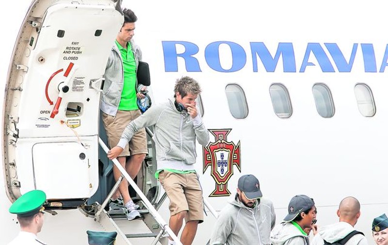 Vedetele Portugaliei, în frunte cu Cristiano Ronaldo, se deplasează la Euro cu o aeronavă românească