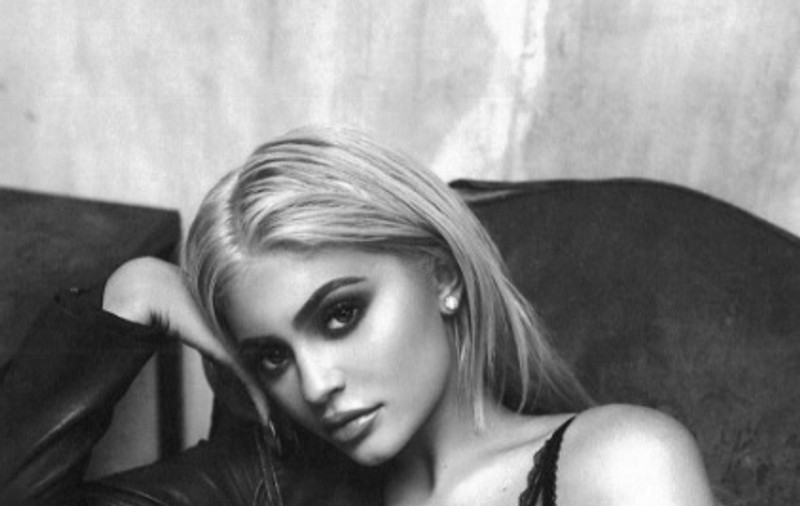 Kylie Jenner seamănă tot mai mult cu Kim Kardashian. Fotografiile îndrăznețe ale mezinei din clanul Kardashian