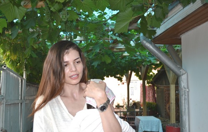 Foto | Monica şi-a dus fiica în vizită la rudele sărace