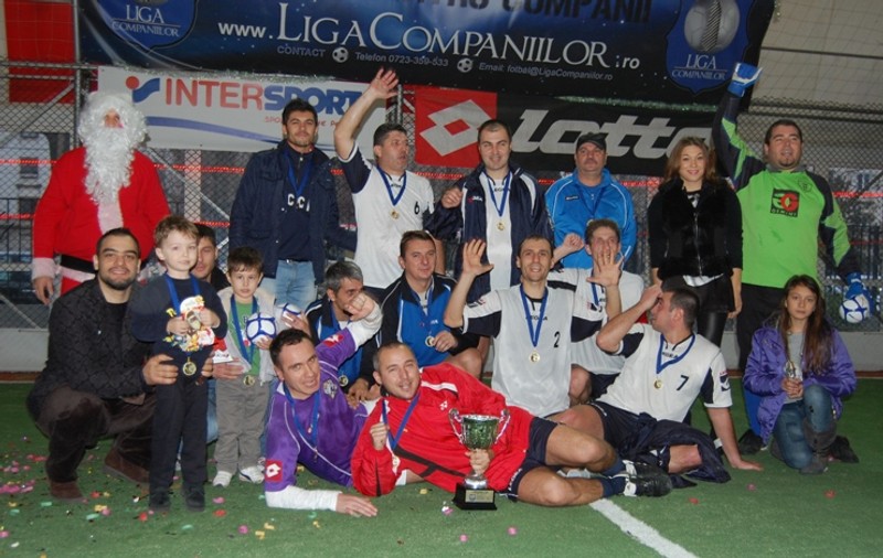 Monica Roşu şi Ion Oncescu l-au ajutat pe Moş Crăciun şi au premiat fotbalişti