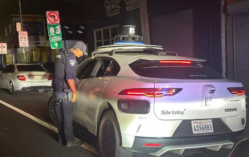 Polițiști puși în dificultate de o mașină fără șofer: „Registrele noastre de amenzi nu au o căsuță pentru «robot»”