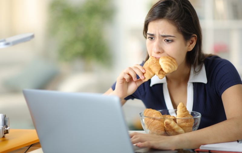 Foame reală versus foame emoțională: Cum să le deosebești și să eviți mâncatul compulsiv