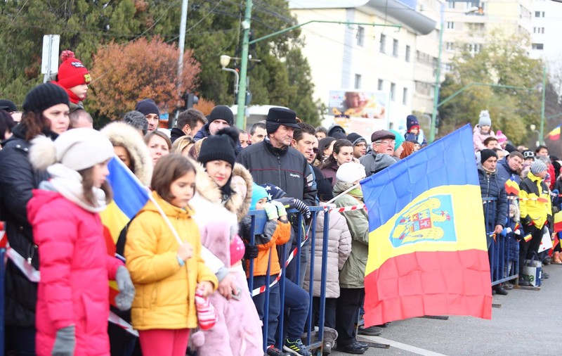 GALERIE FOTO/ Mii de timișoreni au înfruntat frigul să vadă parada militară. Și aici oamenii au huiduit discursul transmis de Viorica Dăncilă