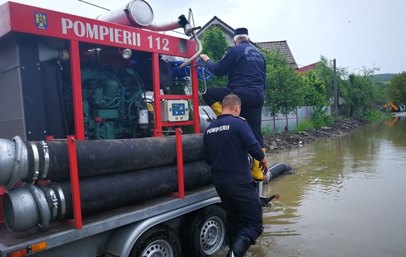 Furtuna a făcut prăpăd în Bistriţa-Năsăud. Acoperişuri afectate şi gospodării inundate