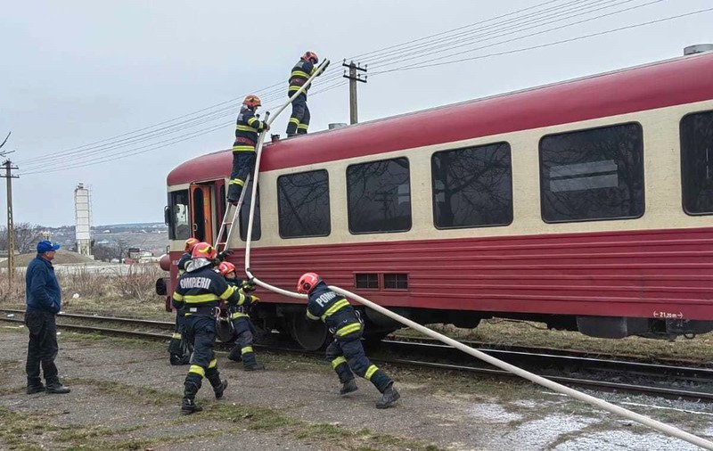 Incendiu în Iași, la un tren aflat în mers. Călătorii s-au autoevacuat