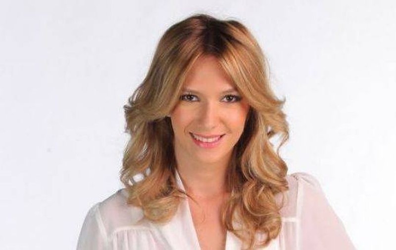 CÂTE FEMEI O VOR INVIDIA! ADELA POPESCU ÎŞI ARATĂ MUNŢII DE PANTOFI!