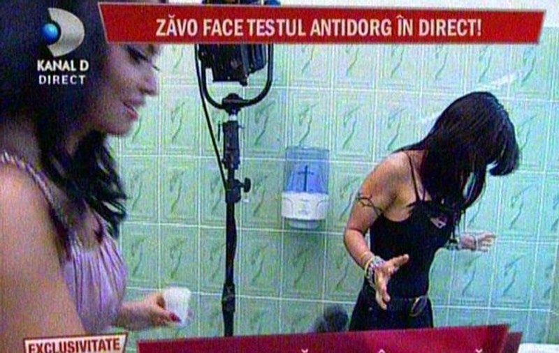 Andreea Mantea, cu urina Oanei Zăvoranu în mână! FOTO