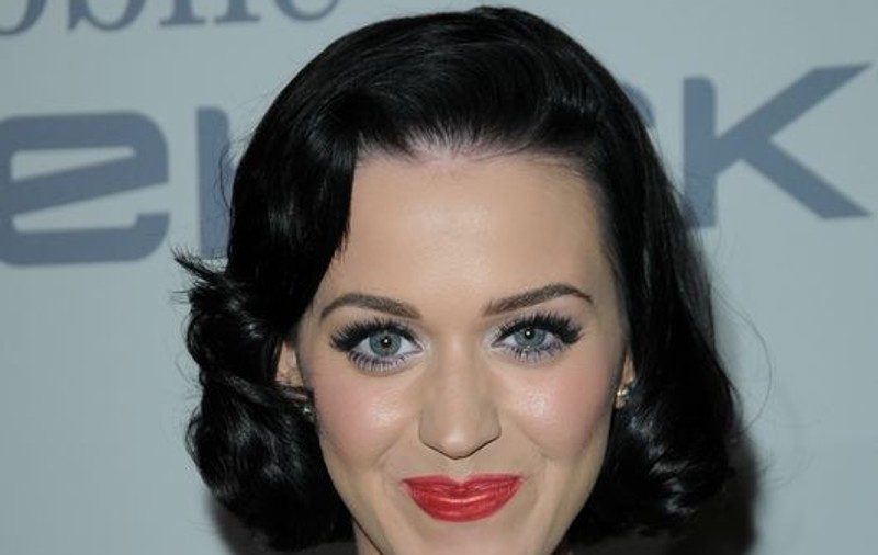 Katy Perry se ruga să aibă sânii mari