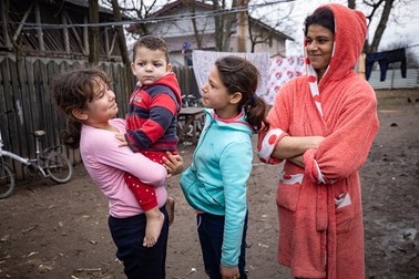Delia, cu Gabriel în braţe, sora ei Mădălina şi mama lor, Ionela