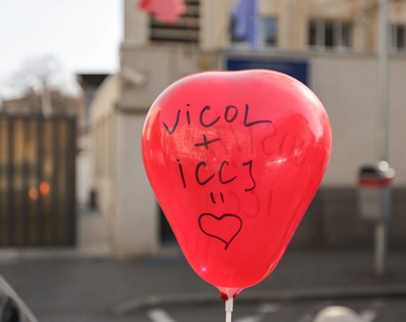 Laura Vicol pleacă din arestul central cu un cadou inedit de Sfântul Valentin: „Vicol + ICCJ = ♡”