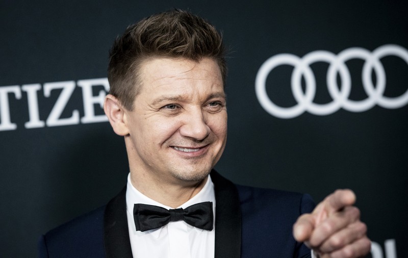 Prima poză cu Jeremy Renner după accident. Starul din „Avengers” a postat un selfie de pe patul de spital