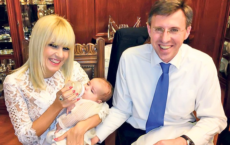 Unde ai pus mâna, naşule? Dorin Chirtoacă a atins-o pe picior pe Elena Udrea atunci când blonda i-a dat lăptic Sofiei Anais