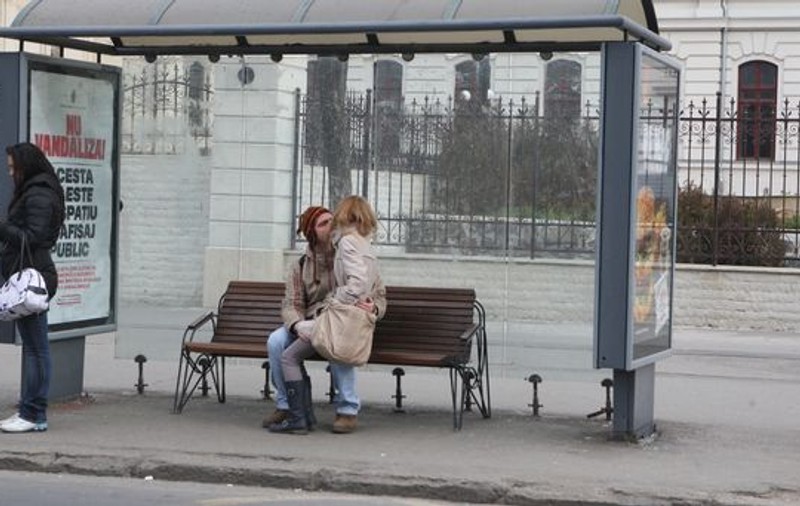 Uite ce mesaje a pus Primăria Capitalei pe staţiile RATB distruse de huligani