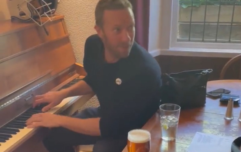 Chris Martin, solistul trupei Coldplay, cântă melodia de nuntă unui cuplu într-un bar. Imaginile au devenit virale