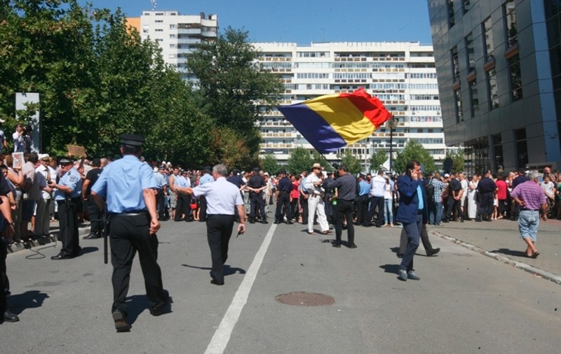 Consilierul prezidenţial Sebastian Lăzăroiu, DEZVĂLUIRI ŞOC: "Voiculescu şi-a trimis oamenii să strice cununia Elenei Băsescu"