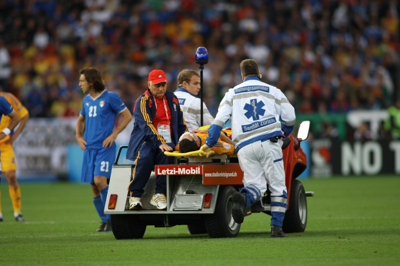 Mirel Radoi si Razvan Rat accidentati in meciul cu Italia, de la Campionatul Euro 2008, vineri, 13 iunie 2008, in Zurich, Elvetia.