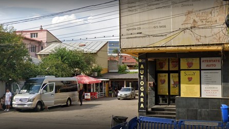 Intrarea în clinica Sunday Medical se face pe lângă o autogară