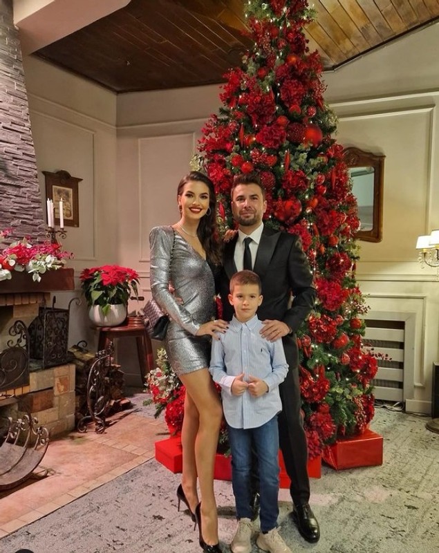 Mesajul pe care i l-a transmis public Adrian Mutu soției Sandra, care și-a sărbătorit ziua de naștere: „Sper să te simți cea mai fericită femeie”