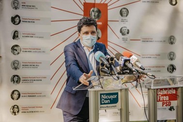 În campania electorală, Nicușor Dan și-a făcut o temă predilectă de atac la adresa Gabrielei Firea din “caracatița” strânsă de aceasta în Primărie | Foto: Facebook/Nicușor Dan
