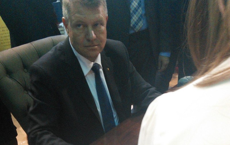 Klaus Iohannis TE ZĂPĂCEȘTE! ÎNTR-UN FEL SEMNEAZĂ și ÎNTR-UN FEL DĂ AUTOGRAFE