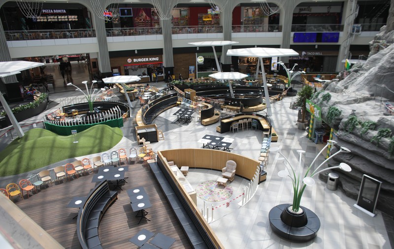 Weekend cu distanţare socială la mall: Aglomeraţie la magazine, pustiu la restaurante. Unii clienţi refuză să poarte mască