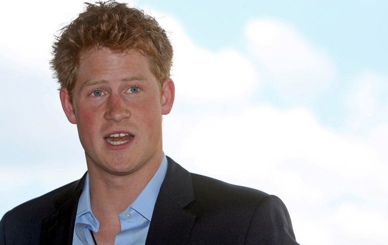 Prinţul Harry a sărutat un gay pentru o bere