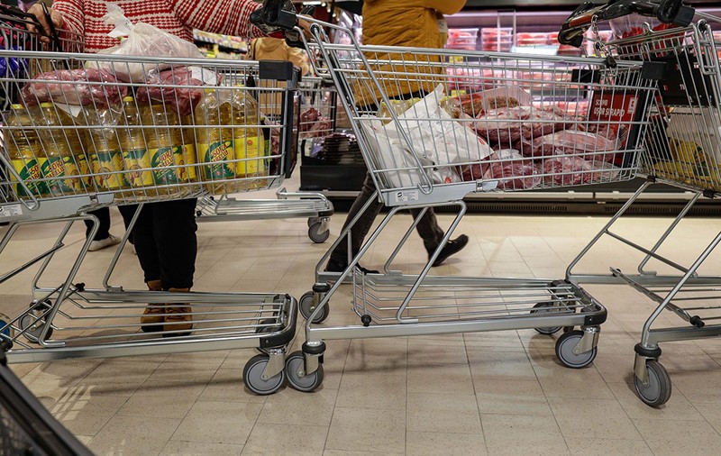 Cum se descurcă românii prinși între veniturile mici și prețurile tot mai mari. Vânătoarea de promoții devine sport național
