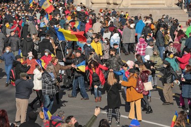 Mai mulți oameni au dansat o horă în apropiere de Arcul de Triumf