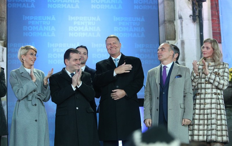 Sărbătoare cu mâncare românească și arăbească la sediul central al PNL. După prânz au fost aduse și baxurile de șampanie!