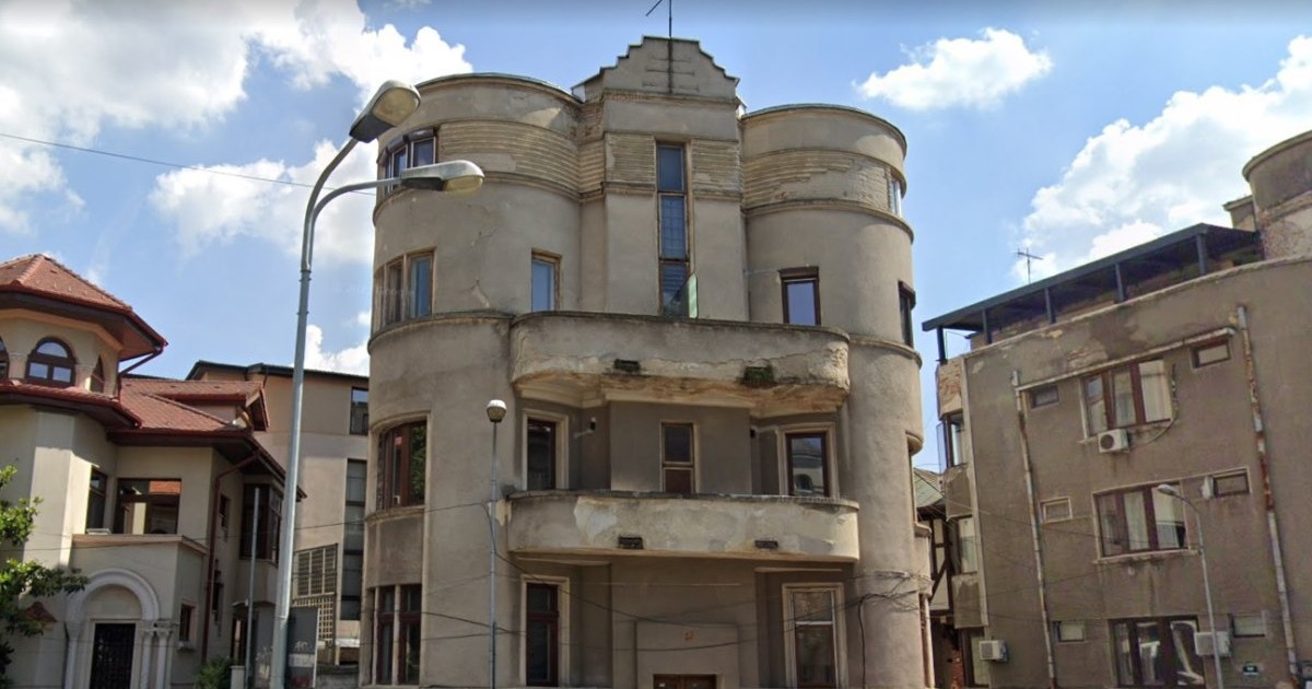 Clădirea din Piața Spaniei, înainte să fie îmbrăcată parțial în polistiren. Foto: Google Maps