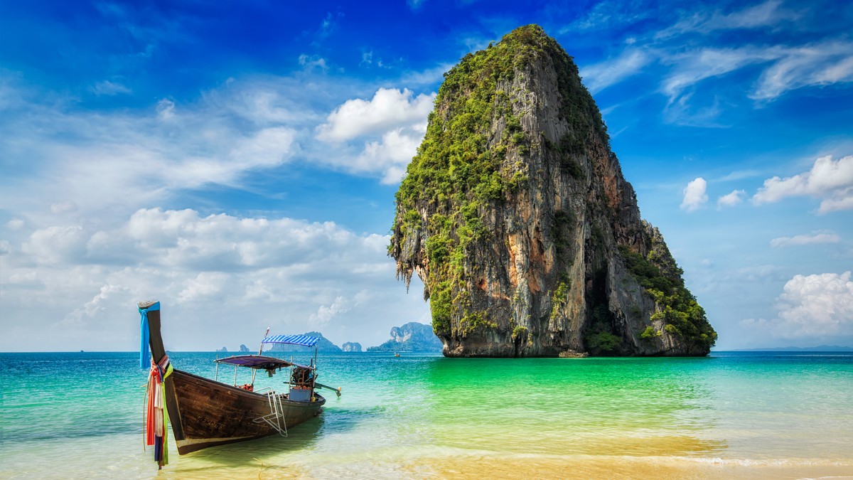 Barcă cu coadă lungă pe o plajă tropicală, Krabi, Thailanda