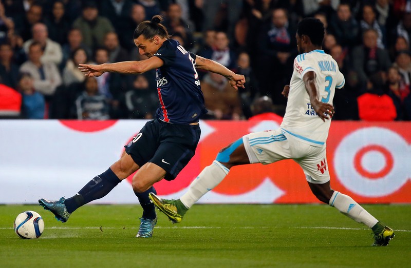 Zlatan Ibrahimovici, în duel cu Nicolas Nkoulou