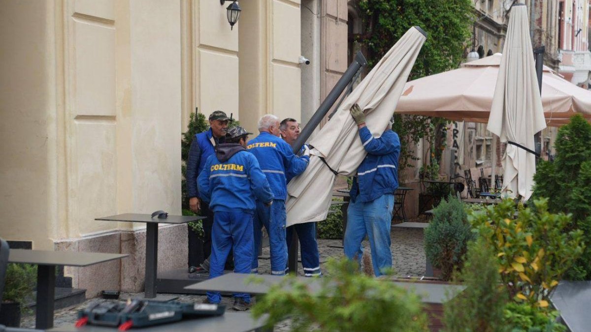 Angajați ai Primăriei Municipiului Timișoara, doborând mai multe terase amplasate ilegal, în centrul orașului