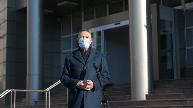 Klaus Iohannis, după ce s-a vaccinat, în timpul declarației de presă. Foto: Administrația Prezidențială