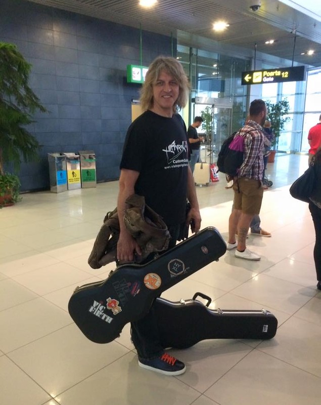 Povestea chitaristului român Mike Vlahopol, care a ajuns să cânte nu pentru public, ci pentru starurile rock-ului mondial. Are propria linie de instrumente!