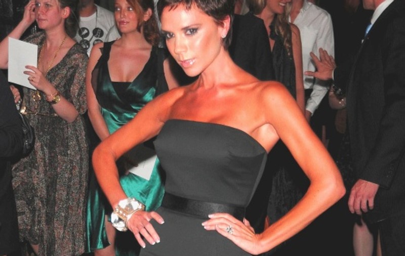 Victoria Beckham are un angajat care o dă cu spray bronzant