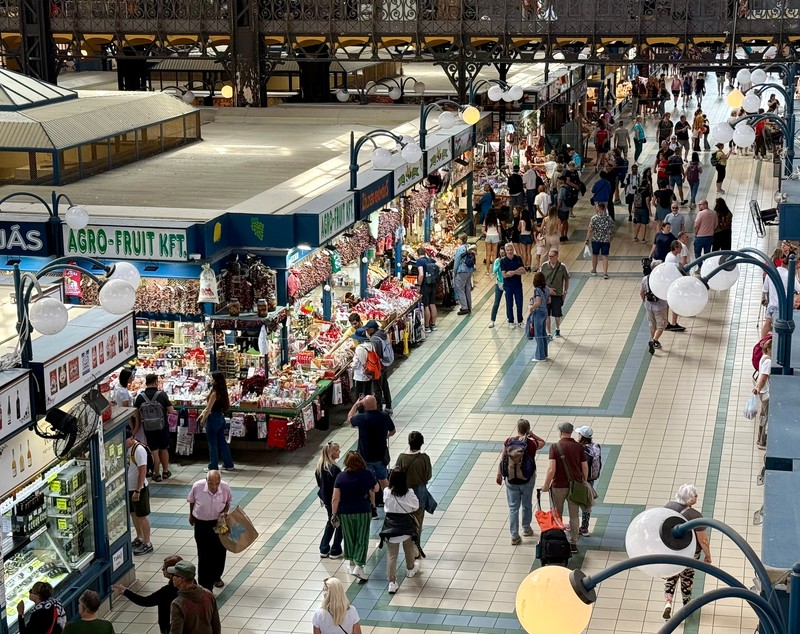 Spectacol culinar total la doi pași de România. Cât costă o porție de gulaș și ce-am descoperit într-o piață unicat