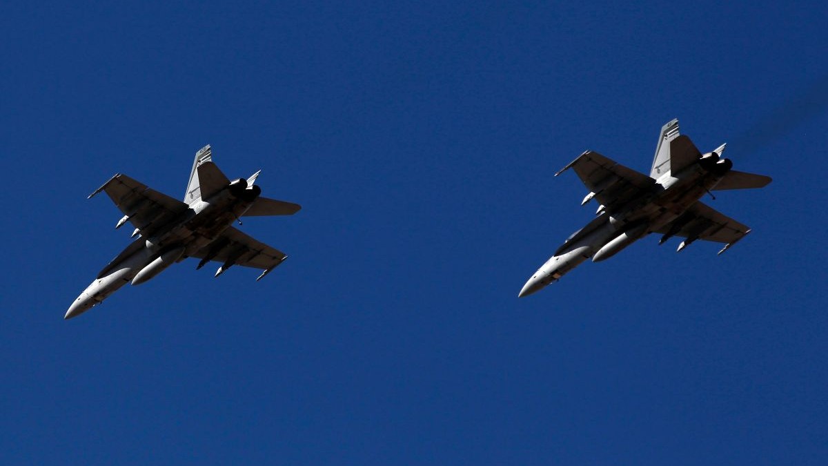 Două avioane F-18 efectuează un survol în timpul cursei Bashas' Supermarkets 200 din cadrul NASCAR Nationwide Series, pe circuitul Phoenix International Raceway din Avondale, Arizona, la 3 martie 2012.