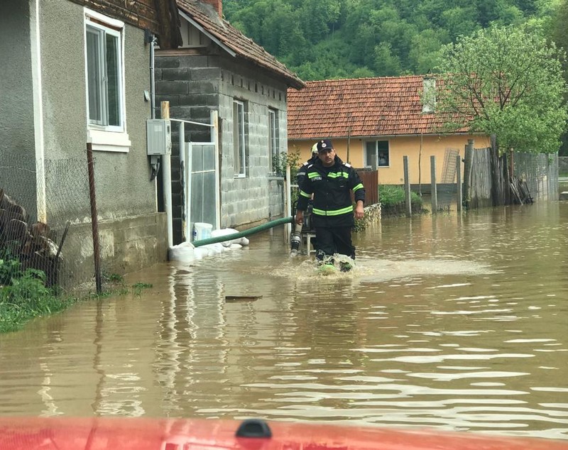 Urmările codului roșu de inundații din Caraș-Severin și Timiș, în imagini (FOTO & VIDEO)