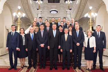 Imagine de la învestirea Guvernului Cioloș, alături de președintele României, Klaus Iohaniss. Lipă în partea stângă, pe rândul al doilea | FOTO: Administrația Prezidențială