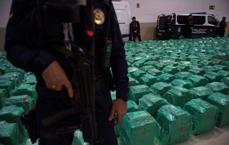 Captură record în Spania. 13 tone de cocaină, găsite într-un container cu banane
