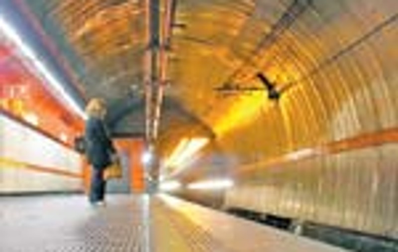 Romanca impinsa in fata metroului?